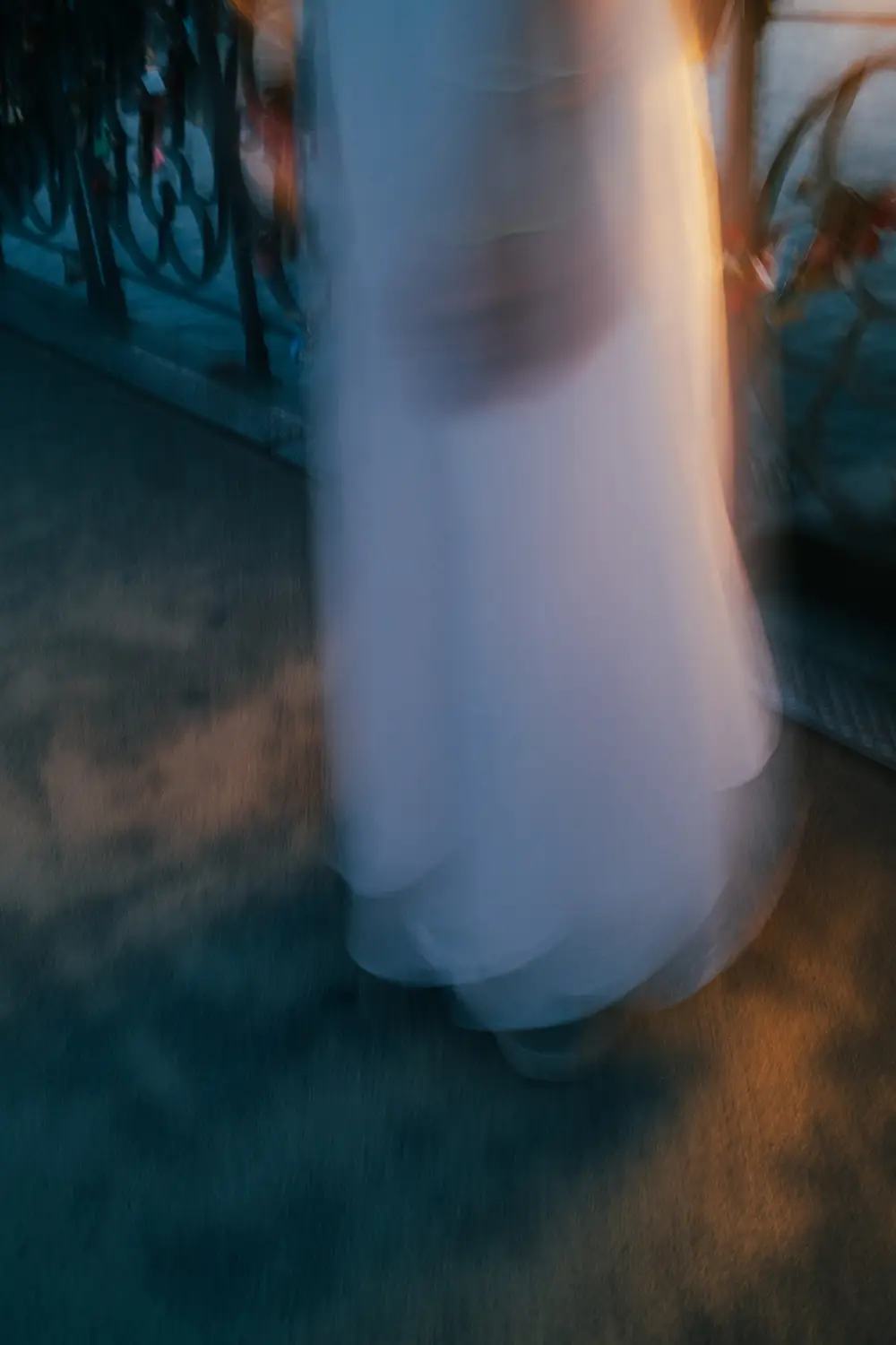 Fotos von Frau mit weißem Kleid auf Brücke